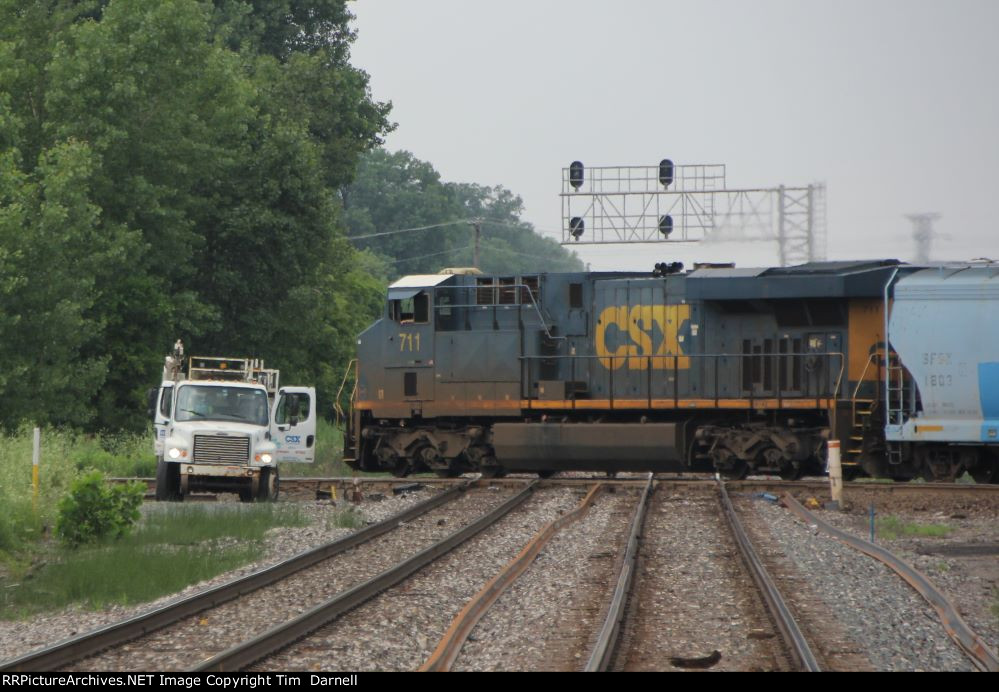 CSX 711 leads M372